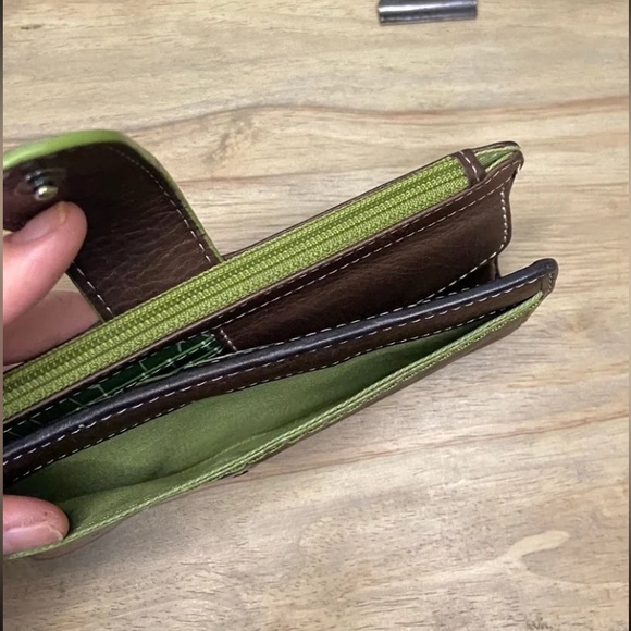 Fossil Women's Vintage Weekender Brown/Lime Leather Bi-Fold Long Wallet - Picture 3 of 12